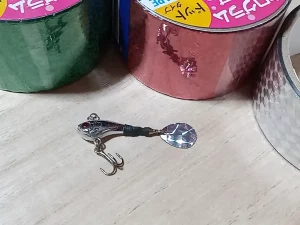 ブレードにホログラムテープを貼る