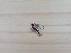 ラインアイ（上側のリング）にシングルフックを装着