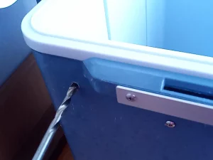 クーラーボックスの穴開け