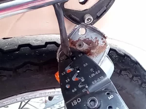 ウインカーの配線を切断