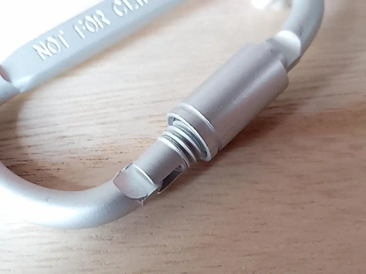 カラビナのネジ