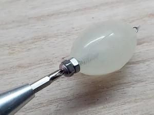 ビスとナットをねじ込む