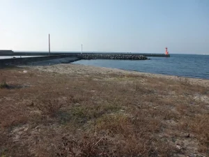 尾崎港北側の砂浜