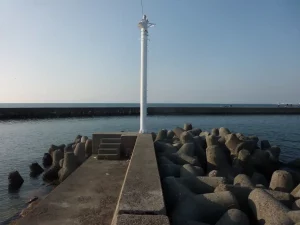 尾崎港白灯波止先端