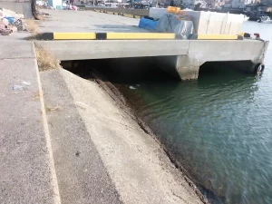 尾崎港内北側護岸下
