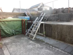 堤防に上る梯子