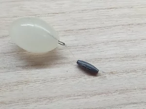 フロートに中通しオモリをセット